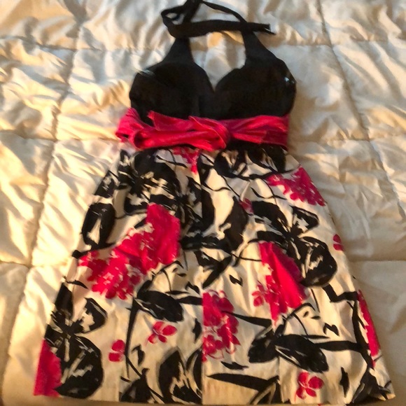 🌺Beautiful Halter top dress 🌺 - Picture 2 of 5